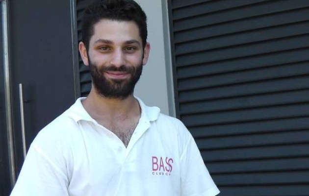 Αυτός είναι ο σερβιτόρος που βρήκε και παρέδωσε 2500 ευρώ