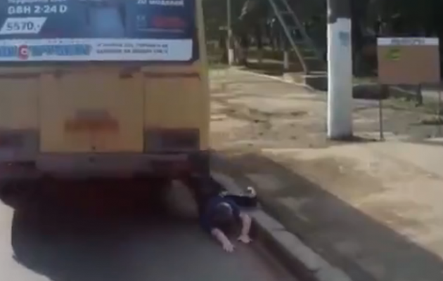 Δείτε τι έπαθε ο επιβάτης του λεωφορείου όταν πιάστηκε το πόδι του στην πόρτα (βίντεο)