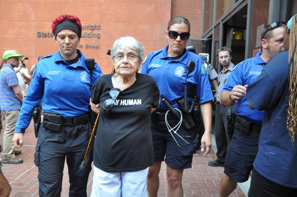 Συνέλαβαν 90χρονη στο Φέργκιουσον για… επεισόδια