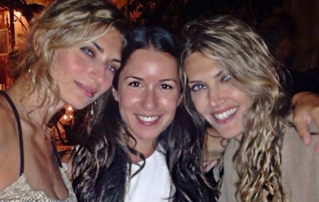 Η Καϊλή ποζάρει με τις φίλες της από τη Σκιάθο