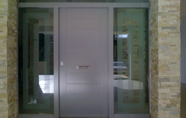 Έκλεψαν σιδερένια εξώπορτα από πολυκατοικία στην Πάτρα