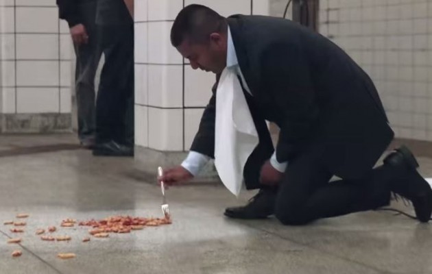 Τρώει από το… πάτωμα του μετρό (βίντεο)