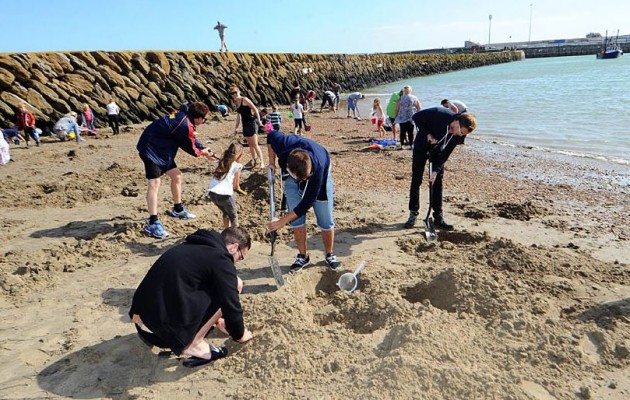 Έκρυψε 30 ράβδους χρυσού στην παραλία (βίντεο)