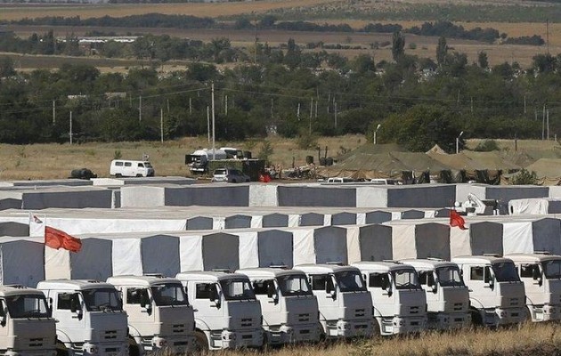 Οι Ουκρανοί επιθεωρούν τα ρωσικά φορτηγά – Μυστηριώδη οχήματα