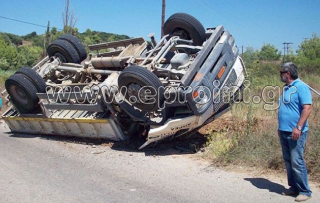 Σκύλος έφερε τούμπα φορτηγό του Δήμου Ήλιδας (φωτογραφίες)