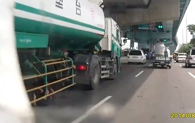 Τροχαίο σοκ: Φορτηγό πάτησε πεζό και δεν σταμάτησε να βοηθήσει (βίντεο)