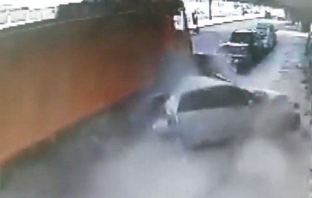 Φορτηγό με “σπασμένα τα… φρένα” διαλύει τα παρκαρισμένα αυτοκίνητα (βίντεο)