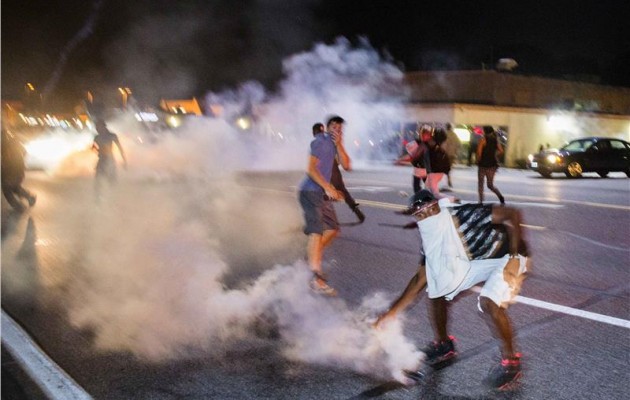 Δεύτερη νύχτα χάους στο Φέργκιουσον: Οργή, πυροβολισμοί και καπνογόνα