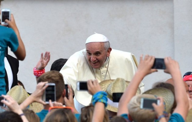 Πάπας Φραγκίσκος: Μην σπαταλάτε το χρόνο σας στο Διαδίκτυο και τα Smartphones
