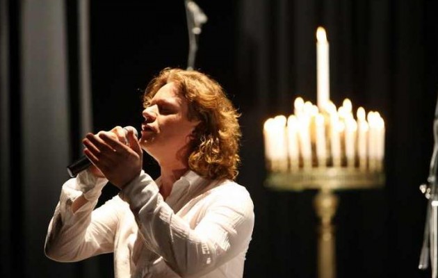 Γαϊτάνος: Ο τραγουδιστής των Ορθόδοξων ύμνων ντυμένος… Θεός του Ολύμπου (φωτογραφίες)