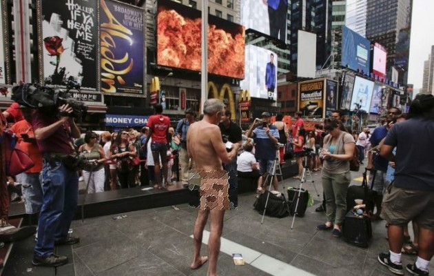 Διαδήλωσε γυμνός για το δικαίωμα να κυκλοφορεί.. γυμνός (βίντεο)