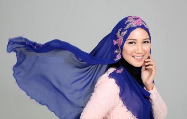 Βρετανία: H ισλαμική μαντίλα “άλωσε” την μεγαλύτερη εμπορική αλυσίδα