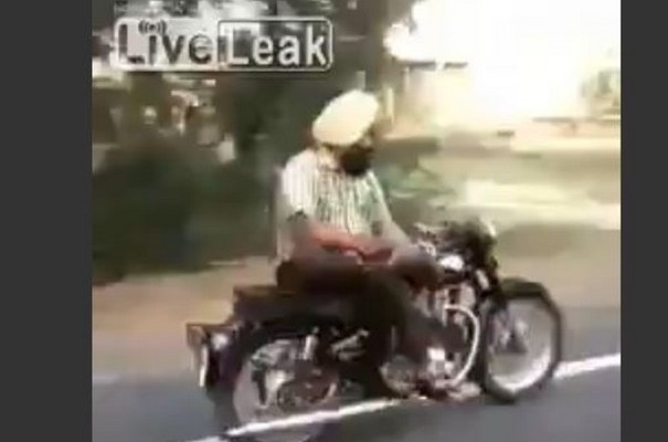 Εσείς διαβάζετε εφημερίδα στην μοτοσικλέτα; (βίντεο)