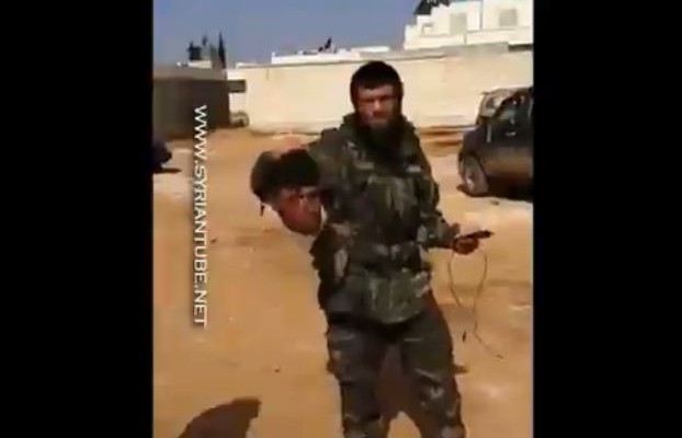 Αποτροπιασμός: Τζιχαντιστές της ISIS κάνουν πλάκα με τα… κομμένα κεφάλια (βίντεο)