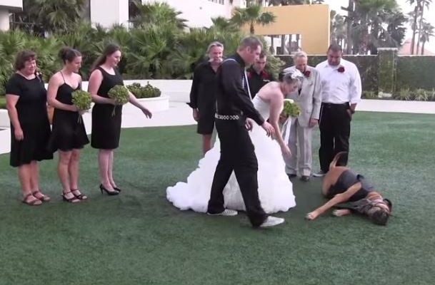 Πρωταγωνιστής του γάμου ήταν ο… σκύλος τους (βίντεο)