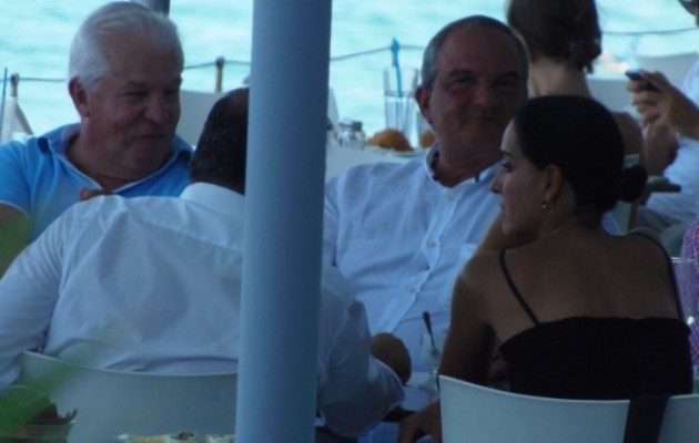 Μαυρισμένος και ανανεωμένος στην Κω ο Καραμανλής