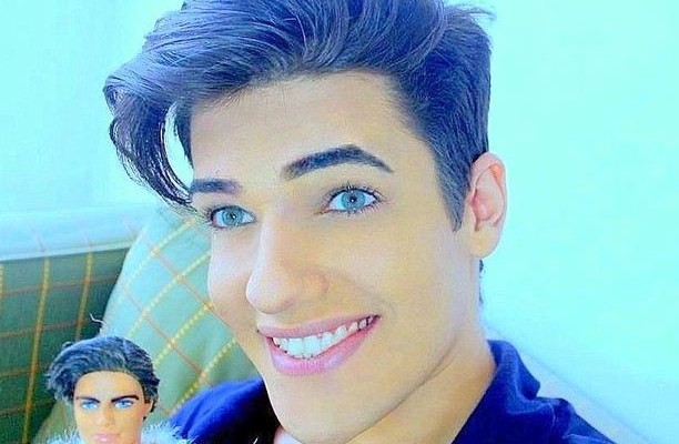 Βραζιλία: “Άρρωστος” με τον… Κεν έκανε 4 εγχειρήσεις για να του μοιάσει (βίντεο)