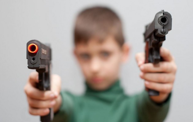 5χρονος πήρε το όπλο στο σχολείο για να μην το βρει ο μικρός αδερφός