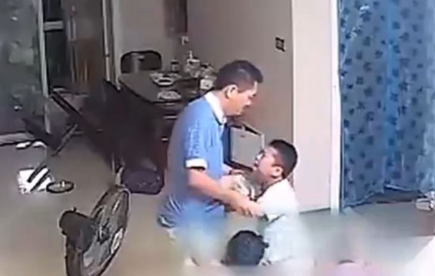 Κίνα: Τα παιδιά παρακαλούν τον πατέρα τους να μην χτυπήσει άλλο την μαμά (βίντεο)