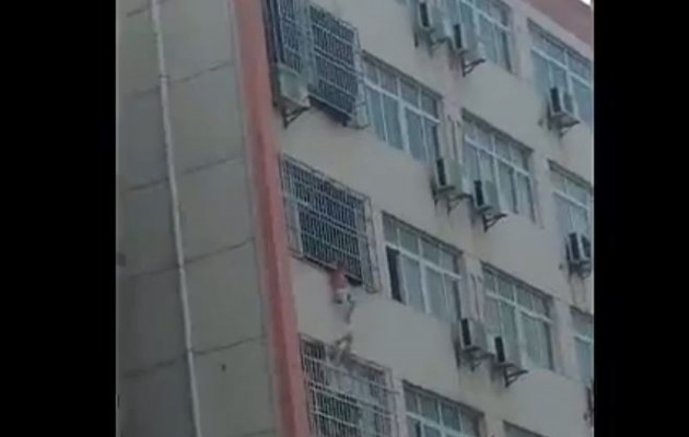Μικρό παιδί κρέμεται από τον 5ο όροφο πολυκατοικίας (βίντεο)