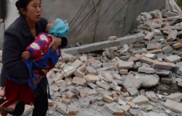 Η στιγμή του σεισμού στην Κίνα – 150 νεκροί και εκατοντάδες τραυματίες (βίντεο)