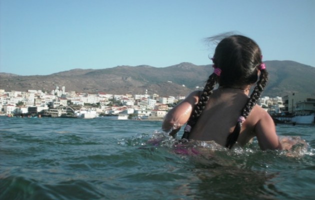 Ηράκλειο: Διώκεται ποινικά ο Βρετανός που φωτογράφιζε κοριτσάκια στην παραλία