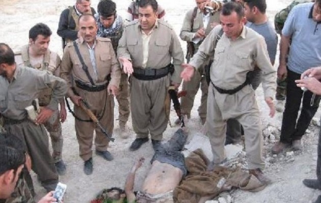 Οι Κούρδοι “ποζάρουν” με νεκρούς τζιχαντιστές (φωτογραφίες)