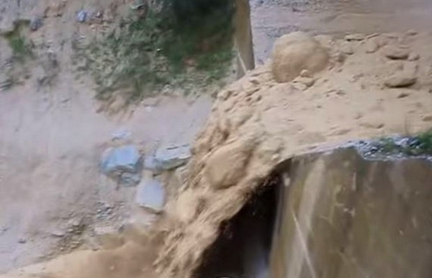 Ελβετία: Δείτε το διάσημο ποτάμι της λάσπης (βίντεο)