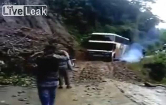 Ινδονησία: Λεωφορείο πέφτει σε χαράδρα 100 μέτρων (βίντεο)