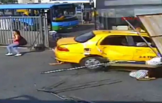 Κωνσταντινούπολη: Λεωφορείο παρασύρει πολίτες και αυτοκίνητα – 16 τραυματίες (βίντεο)
