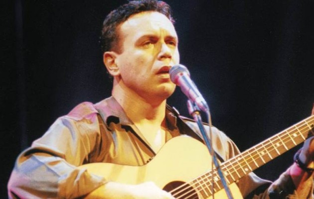 Ο Μανώλης Λιδάκης τραυματίστηκε για να σώσει το σκύλο του