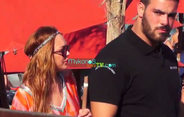 Η Λίντσεϊ Λόχαν με σεκιουριτάδες σε παραλία στη Μύκονο (βίντεο)