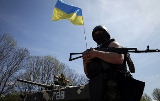 Πανικός στη Μαριούπολη – Αγοράζουν τρόφιμα και φεύγουν από την πόλη (βίντεο)