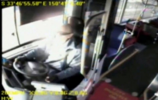 Ο οδηγός κάπνιζε μαριχουάνα μέσα στο λεωφορείο (βίντεο)