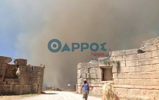Μεσσήνη: Η φωτιά πέρασε τα αρχαία τείχη αλλά δεν προχώρησε