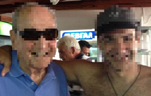 Ημίγυμνος Έλληνας υπουργός πίνει με τον μπαμπά του τσικουδιές!