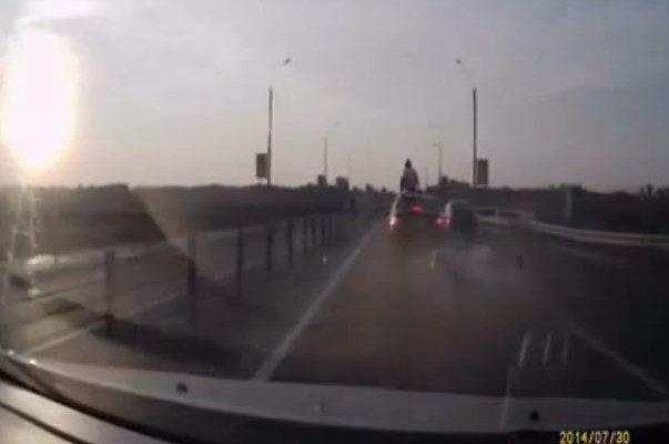 Απίστευτο: Ο πιο τυχερός μοτοσικλετιστής του κόσμου (βίντεο)