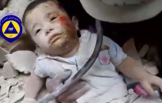 Ξέθαψαν ζωντανό βρέφος από τα συντρίμμια στο Χαλέπι