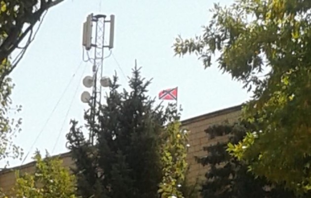 Οι Ρώσοι κατέβασαν την σημαία της Ουκρανίας από το Νοβοαζόφσκ