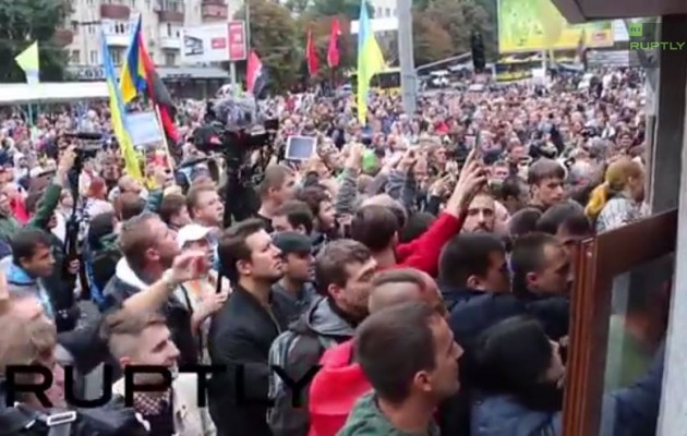 Εξέγερση στο Κίεβο: Διαδηλωτές εισέβαλαν στο υπουργείο Άμυνας (βίντεο)