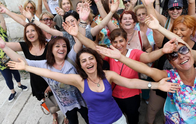 Τουρκία: Οι γυναίκες ξεσηκώνονται με το κίνημα της “παντόφλας” (φωτογραφίες)