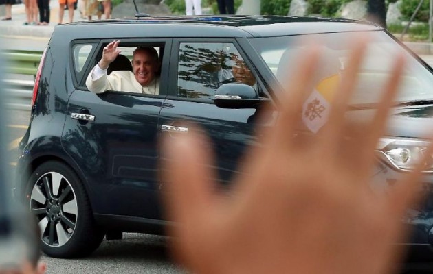 Συναρπάζει τους Κορεάτες το αυτοκινητάκι του Πάπα