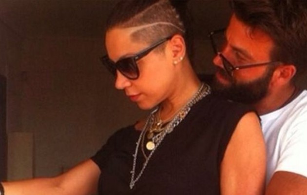 Η Μαριάντα Πιερίδη ξύρισε το κεφάλι και ποζάρει!