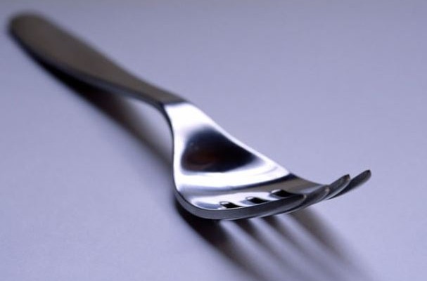 Επιτέθηκε με πιρούνι στον πατέρα του