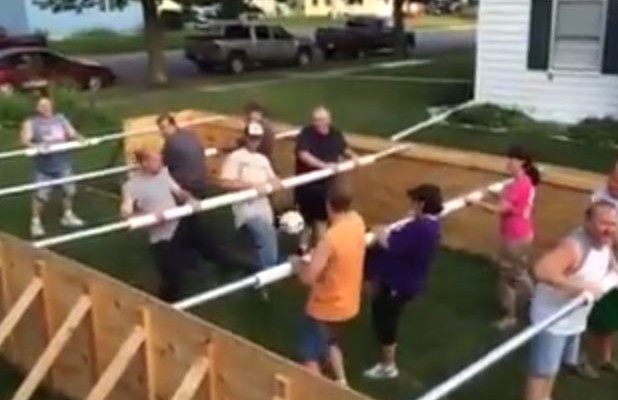 ΗΠΑ: Δείτε την παρέα που παίζει “ζωντανό”… ποδοσφαιράκι (βίντεο)