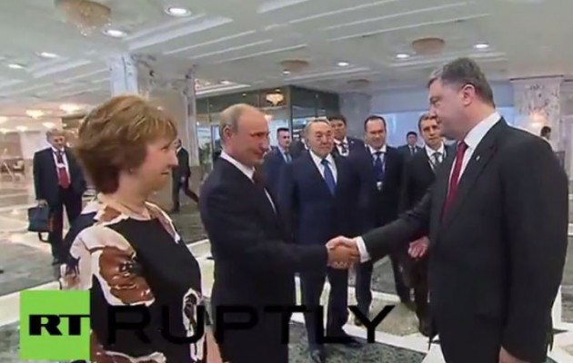 «Η φωτογραφία της ημέρας»: Η χειραψία Πούτιν και Ποροσένκο (βίντεο)