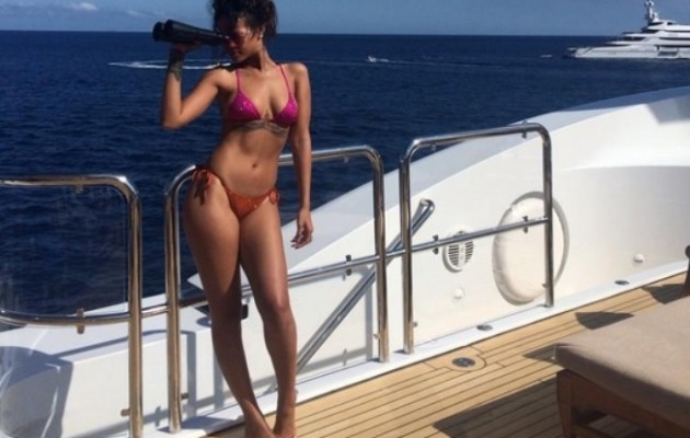 Με στενό μπικίνι η Ριάνα ποζάρει και αναστατώνει (φωτογραφίες)