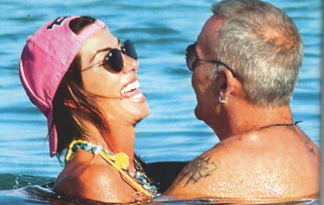 Δείτε το φλογερό κίτρινο μπικίνι της αγαπημένης του Ρόκκου