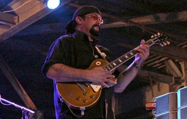 Ο Στίβεν Σιγκάλ τραγούδησε στην Κριμαία και δήλωσε “Ρώσος”