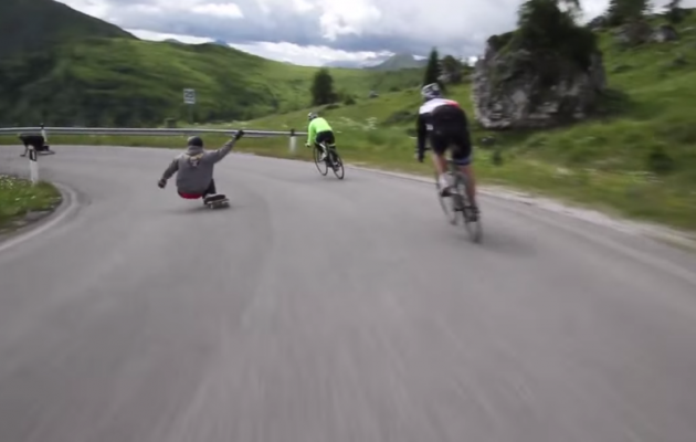 Ίλιγγος: Κατεβαίνουν τις Άλπεις με σκέιτμπορντ  (βίντεο)